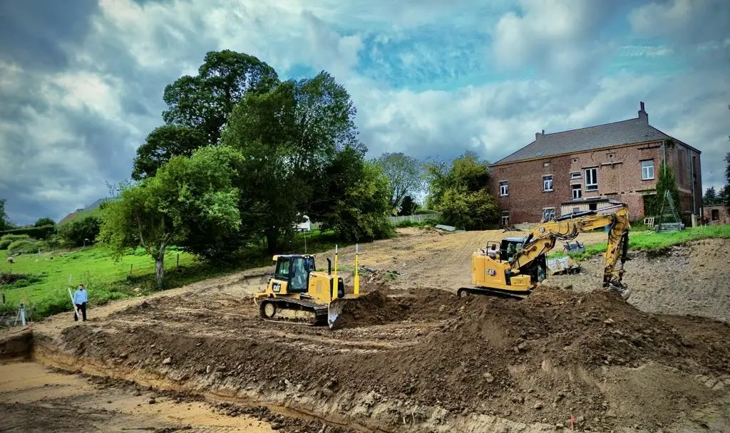 Aménagement extérieur de propriété avec engins et organisation du terrain